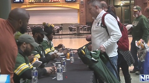 Packers players sign autographs to benefit Salvation Army