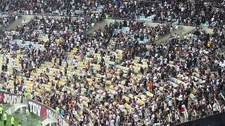 Vascaínos deixando o Maracanã antes do término do 1º tempo do clássico