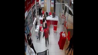 Cops probe cell phone store robberies in Cape Town (yf5)