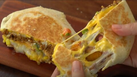 A new way to eat tacos, Taco Bell Crunchy Wrap Quesadillas, Tortillas Recipe #shorts