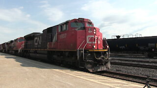 Manifest Train Heading West With CN 8937, CN 2322, CN 5666, CN 2514 & 8841 Locomotives In Ontario