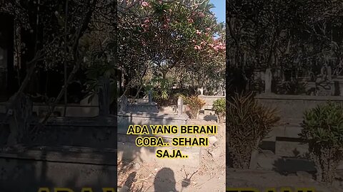 RUMAH DI TENGAH KUBURAN..TINGGAL SENDIRIAN.. #shortvideo #kuburan #horor