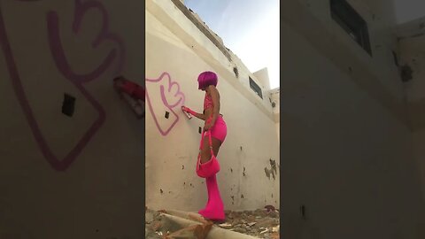 GRAFFITI GIRL DOES A NICE THROWIE! 👀 #graffiti #graffitiart #shorts
