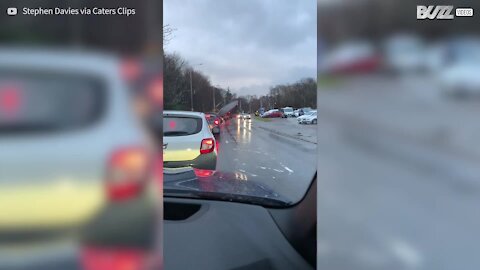 Un trampoline volant surprend les automobilistes en Écosse