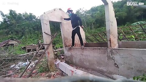 Rapaz derruba parede e acaba com a perna quebrada