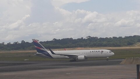 Boeing 767-300ER PT-MSY pousa em Manaus vindo de Guarulhos