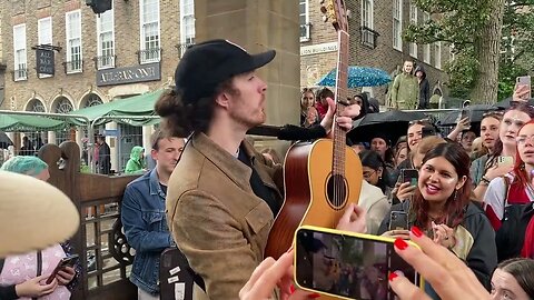 Lucky crowd! Huge global artist Hozier doing a surprise pop up busking in Brighton.
