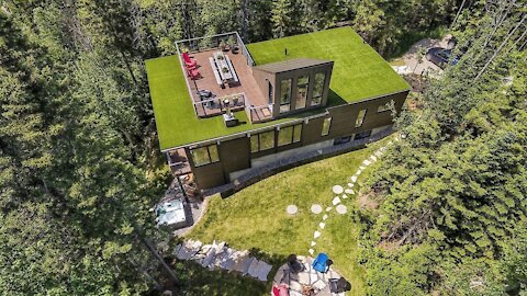 Cette maison luxueuse dans Charlevoix a sa propre terrasse sur le toit avec une vue WOW