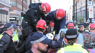 XR protester cut free from car roof | MARBLE ARCH | 16th April 2022