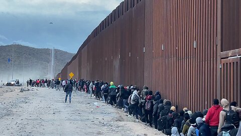 AZ: Border Patrol agents tell a group of roughly 300 migrants to start walking to the first camp