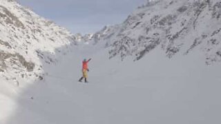 Slackline: sospesi tra montagne innevate a 170 metri d'altezza