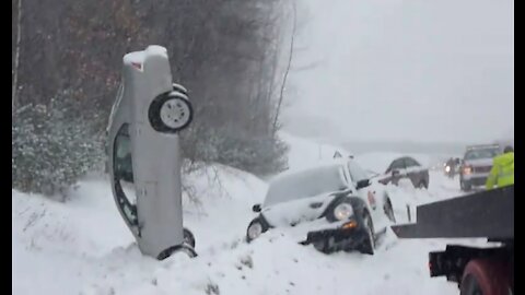 Car Crash in Murree || Car slipping in Snowfall || Murree car accident || Murree mall road