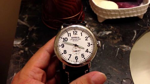 What parts of the white faced Shinola Runwell 47mm Detroit built watch are glow in the dark?