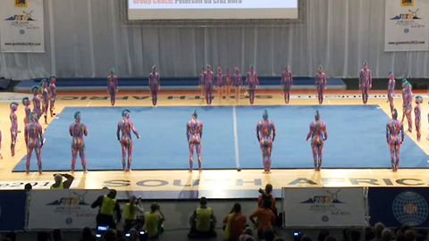 30 ginastas entram na sala, alguns segundos mais tarde, o público entra em delírio!