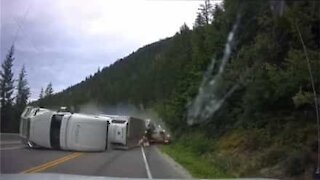 Un camion se renverse et cause un terrible accident