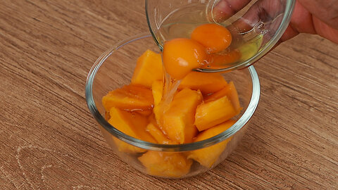Add eggs to the mangoes and be surprised by this incredible recipe!