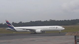Boeing 777-300ER PT-MUE pousa em Manaus vindo de Guarulhos