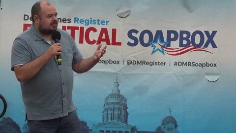 Ryan Melton speaks at the Des Moines Register Political Soapbox during the Iowa State Fair：/05