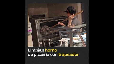 Captan a trabajadora de una pizzería limpiando el horno con un trapeador
