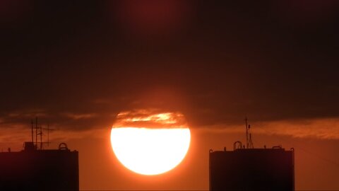 主後2023年5月1日下午６點，本人在北新橋上再次捕獲太陽被雲層前後包圍。