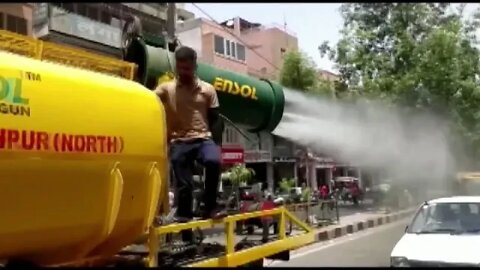 Hottest May since 1966, water sprinkler tankers deployed. Temperatures soar to 49 °C in New Delhi