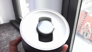 Moto 360: Unboxing Motorola's new smartwatch