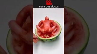 maneira diferente de comer melancia