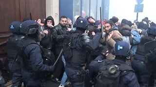 France: Police use batons, detain people as pension reform protests turn violent in Paris 14.04.2023