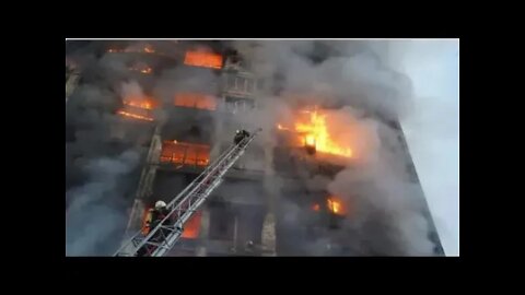 URGENTE Incêndio em prédio atingido por míssil deixa pelo menos um morto em Kiev