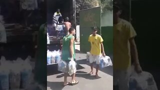 Coutinho mandou um caminhão de cestas básicas pra Barreira do Vasco