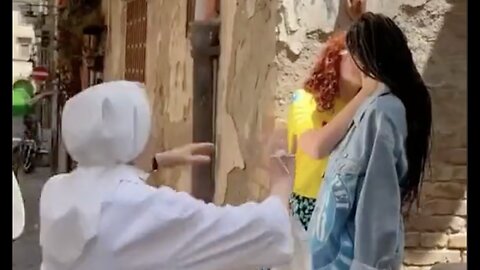 Italian nun reacts to lesbian couple