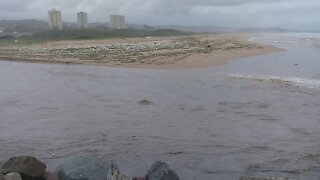 SOUTH AFRICA - KwaZulu-Natal - Nomusa Dube visits a flooded KwaMashu (Videos) (sPN)