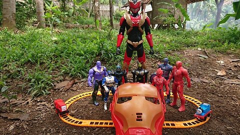 Menemukan Mainan Superhero Kapten Amerika, Power Ranger, Hulk, Kereta Mini, Topeng Iron Man