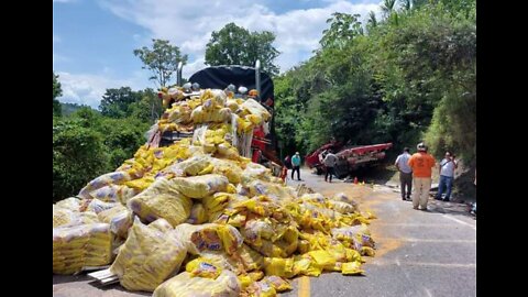 Accidente en Curos deja dos heridos y tiene cerrada la vía Bucaramanga - San Gil