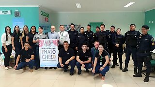 Cooperativa Credisis doa cestas básicas para a Polícia Militar em parceria com o projeto Prato Cheio