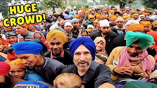 VISITING the Sikh GOLDEN TEMPLE on the BUSIEST DAY OF THE YEAR Amritsar, INDIA 🇮🇳 INDIAN STREET FOOD