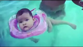 FIZ MAIOR SUCESSO NA PISCINA NADANDO SOZINHA #bebe #infantil #piscina #meme #viral #shorts