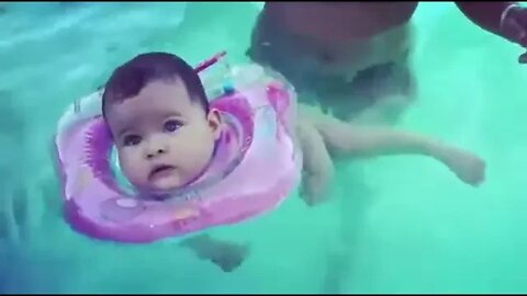 FIZ MAIOR SUCESSO NA PISCINA NADANDO SOZINHA #bebe #infantil #piscina #meme #viral #shorts