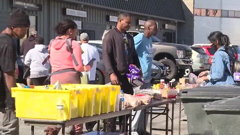 Las Vegas Raiders fans host a tailgate food giveaway to combat food insecurity