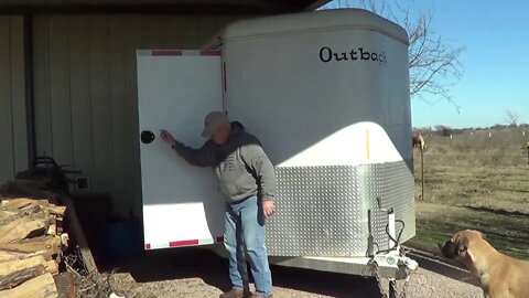 Leveling & Balancing A Horse Trailer When Parking or Un-Hitching - Using Door To Help Leveling