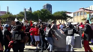 Protesters at Saftu march mock President Ramaphosa (qJ4)