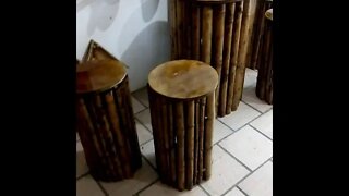 bancos de bambu e mesa pra lazer