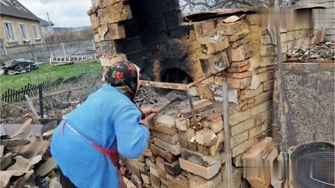 💙💛 У селі Горенка під Києвом бабуся готувалася до Великодня на руїнах свого житла.