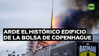 Arde el histórico edificio de la Bolsa de Copenhague y se derrumba su icónico chapitel