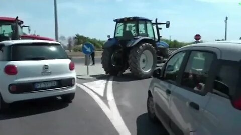 Italian farmers blocked the road that leads from Rome to Naples.