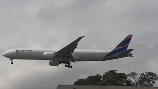 Boeing 777-300ER PT-MUE na aproximação final antes de pousar em Manaus vindo de Guarulhos