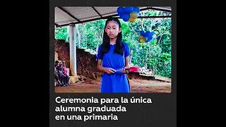 Única estudiante de sexto grado celebra su graduación