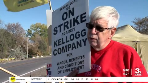 Kellogg Co. urges striking workers to vote; retirees join the picket line