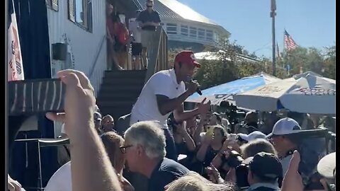 Vivek is rapping ‘Lose Yourself’ in Iowa