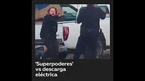 Mujer recibe descarga eléctrica por intimidar a un policía